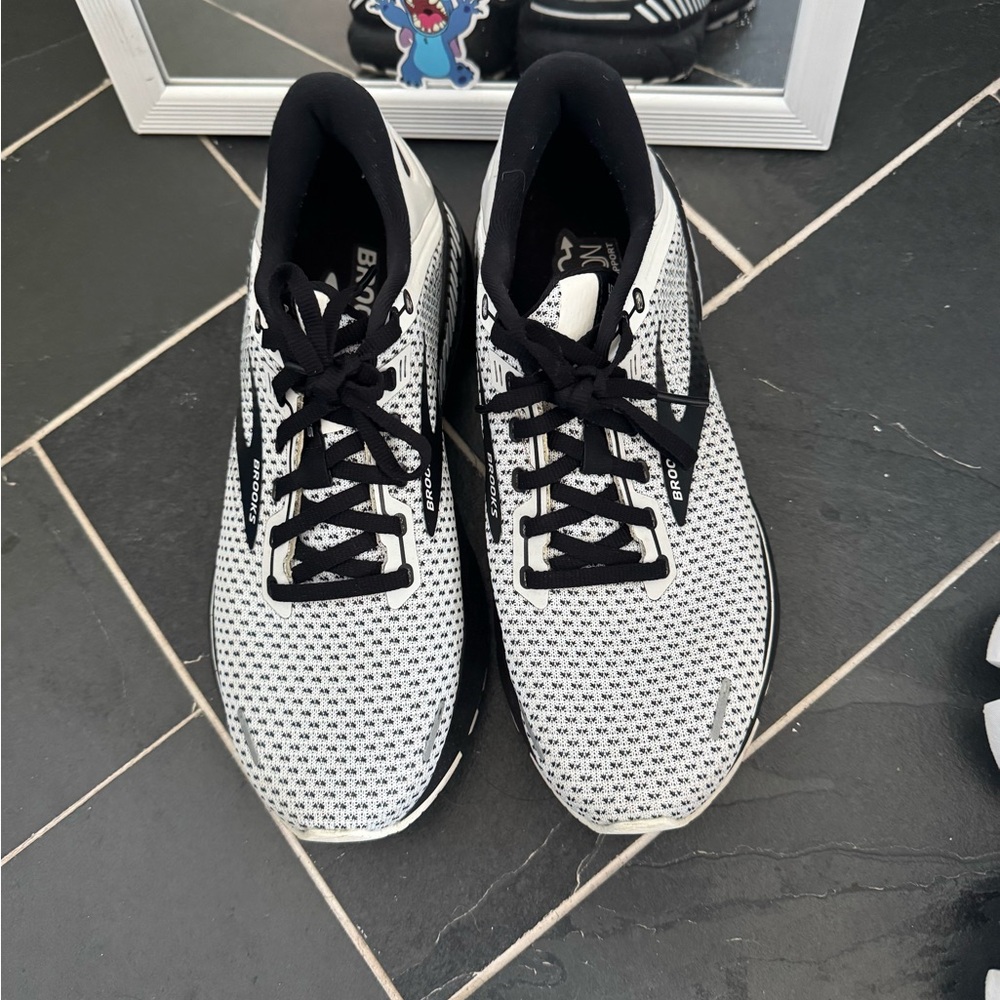 BROOKS ADRENALINE WOMENS SIZE10